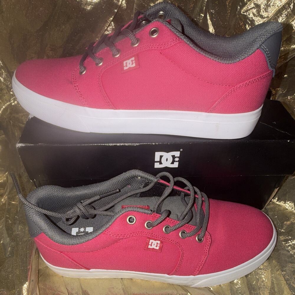 DC Men’s Low Top Lace Up Athletic Sneaker NEW Pink Gray White vintage retired